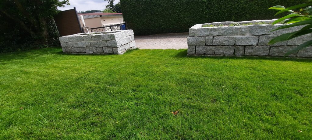 Hochbeet aus Granitblöcken, Garnit, Pflanzbeet