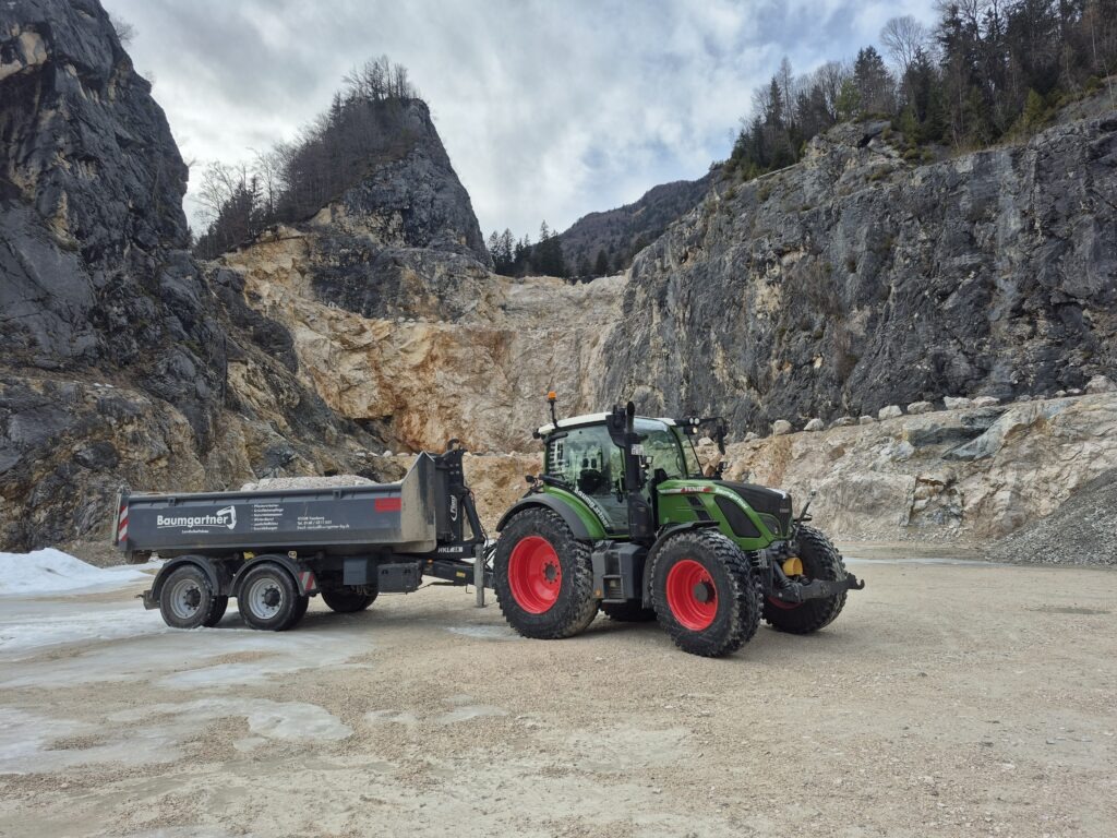 Traktor mit Anhänger in Steinbruch