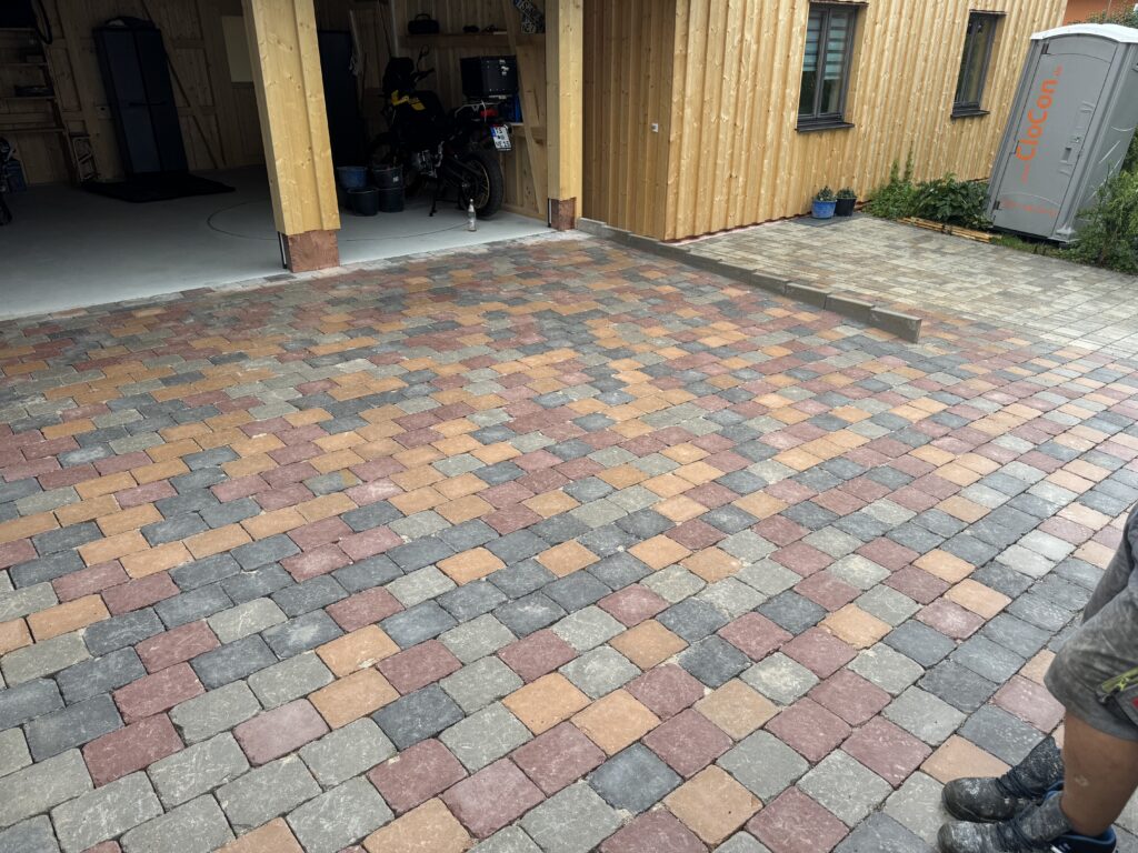 Bunte Pflastersteine in Garageneinfahrt Trostberg