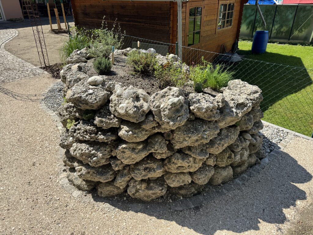 Hochbeet Nagelfluh Baumgartner Landschaftsbau Trostberg
