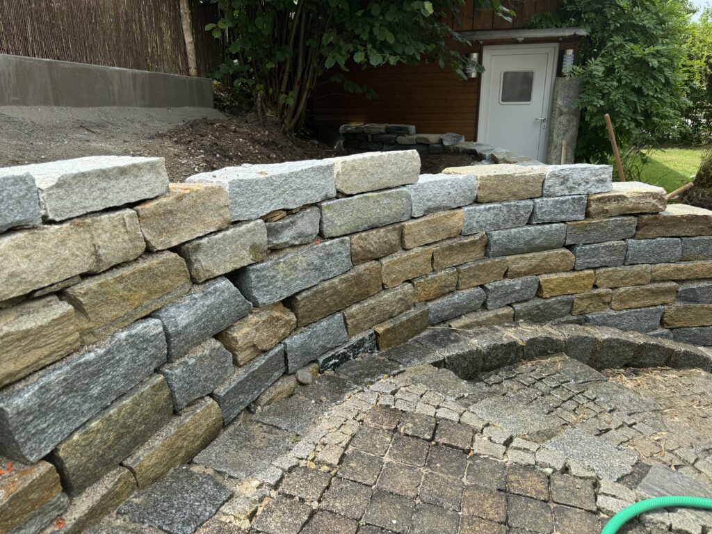 Natursteinmauer Garten Chiemgau Baumgartner