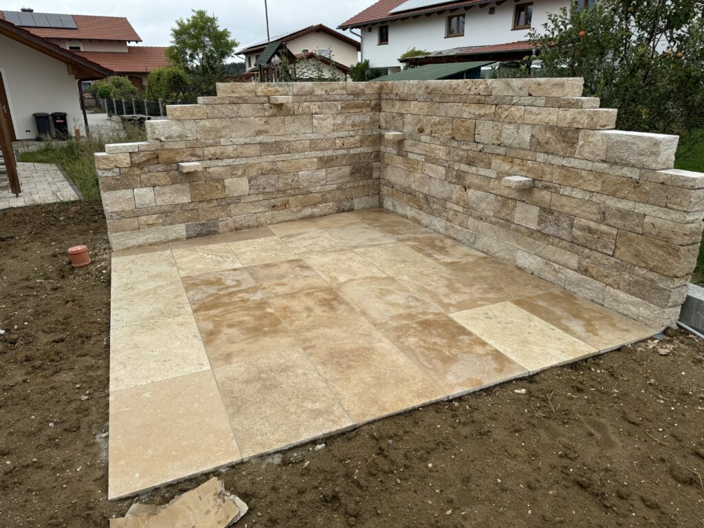 Steinmauer mit Travertinboden