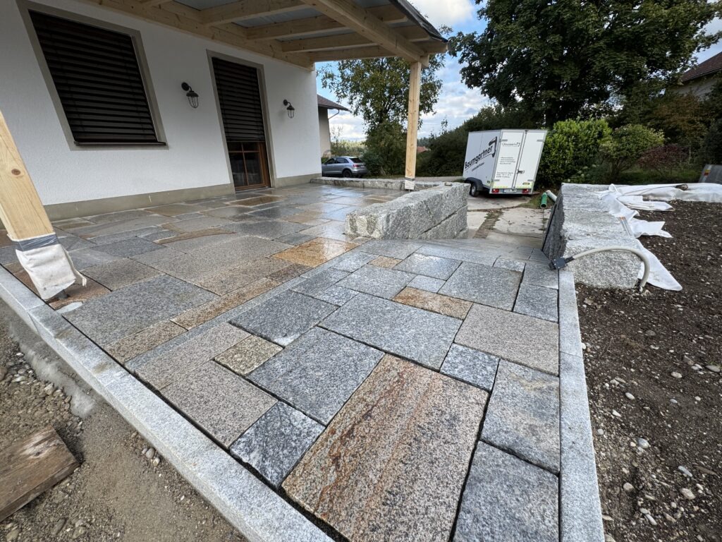 Terrasse mit Granitplatten Trostberg