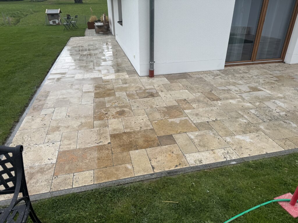 Terrasse mit Travertinplatten und Rasen Trostberg